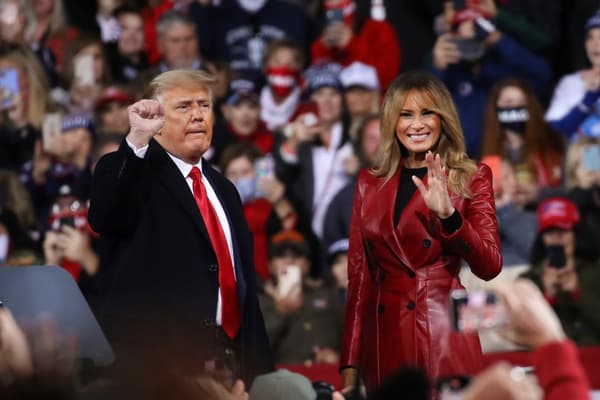 Donald et Melania Trump lors d'un meeting de campagne pour la présidentielle à Valdosta, dans l'État de Géorgie, aux États-Unis, le 5 décembre 2020