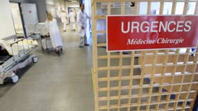 Un couloir du service des urgences de l'hôpital parisien Saint-Antoine