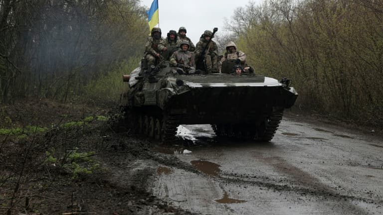 https://images.bfmtv.com/9cW5wWDs-Md2X8_evnJAgwFmn-0=/0x43:768x475/768x0/images/Des-soldats-ukrainiens-sur-un-vehicule-blinde-dans-la-region-de-Kharkiv-le-18-avril-2022-1396400.jpg