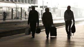 Les perturbations dans l'aviation civile se sont amplifiées mercredi en France, et les cheminots s'apprêtent à prendre le relais jeudi à l'appel de quatre syndicats de la SNCF. /Photo d'archives/REUTERS/Charles Platiau