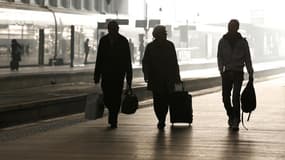 Les perturbations dans l'aviation civile se sont amplifiées mercredi en France, et les cheminots s'apprêtent à prendre le relais jeudi à l'appel de quatre syndicats de la SNCF. /Photo d'archives/REUTERS/Charles Platiau