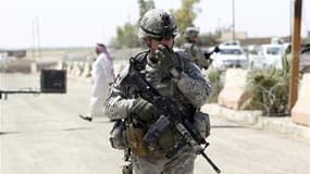 Un soldat américain en patrouille à Mossoul, en septembre 2010. Après le retrait des troupes de combat, décidé en 2010, Barack Obama devrait annoncer le retrait d'ici la fin de l'année de l'ensemble des soldats américains encore déployés en Irak. /Photo d