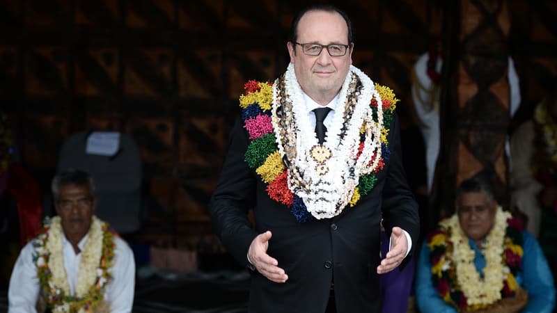 François Hollande a accepté de porter des colliers de fleurs mais pas de pagne traditionnel à Wallis.