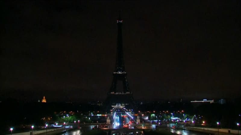 La Tour Eiffel éteinte. 