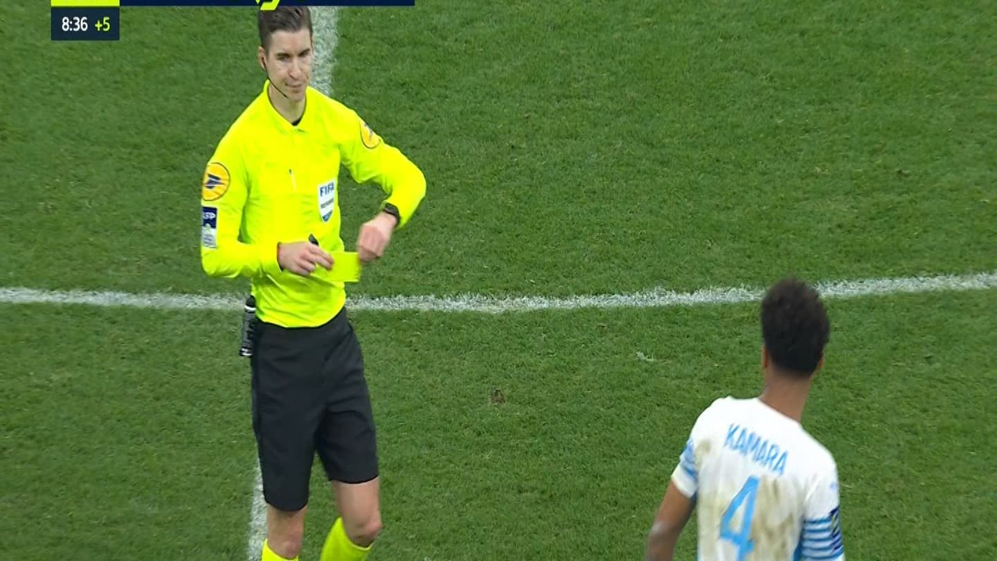 Boubacar Kamara s'en sort finalement très bien avec un carton jaune Boubacar Kamara s'en sort finalement très bien avec un carton jaune