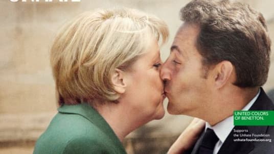 La chancelière allemande Angela Merkel embrasse son homologue français Nicolas Sarkozy.