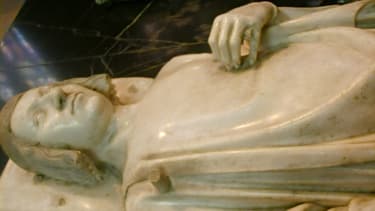 Le gisant de Charles V dans la basilique de Saint-Denis.