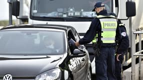 Des agents de la Police aux frontières au niveau du péage du Boulou, à la frontière franco-espagnole, où l'automobiliste a été interpellé. (photo d'illustration)