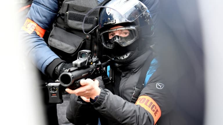 Un policier équipé d'un Lanceur de balles de défense (LBD) lors d'une manifestation contre la réforme des retraites à Paris, le 11 janvier 2020