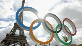 Les anneaux olympiques sur le pont d'Iéna au pied de la tour Eiffel, le 27 septembre 2024