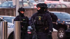 Des policiers armés interviennent sur les lieux après une fusillade à Bondi Beach, à Sydney, le 14 décembre 2025.