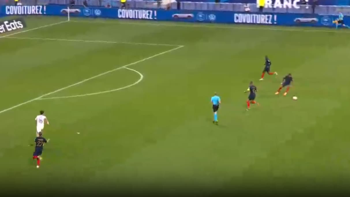 Kylian Mbappé laisse passer le ballon, contraignant Christopher Nkunku à faire un pas de recul pour s'en saisir (France-Grèce: 1-0, 19 juin 2023)