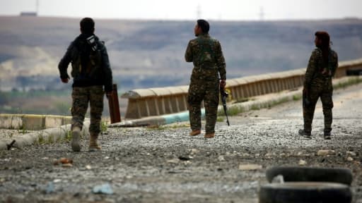 Des combattants des Forces démocratiques syriennes inspectent le barrage de Tabqa, le 27 mars 2017 partiellement repris aux jihadistes de l'EI Des combattants des Forces démocratiques syriennes inspectent le barrage de Tabqa, le 27 mars 2017 partiellement repris aux jihadistes de l'EI
