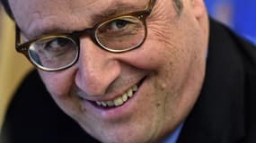 François Hollande taxe Macron de "président des très riches"