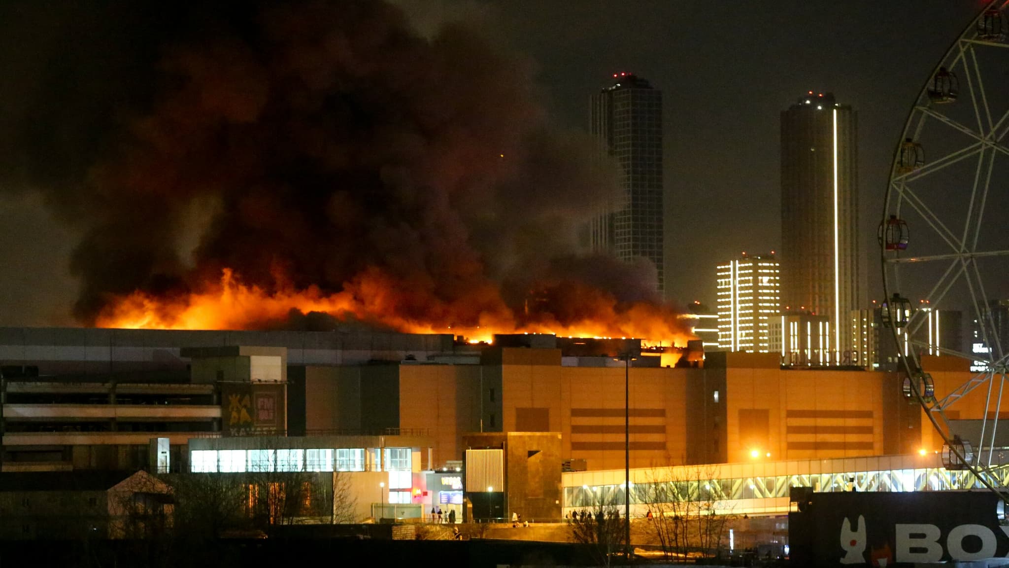 Le Crocus City Hall, une salle de concert située au nord-ouest de la capitale russe Mouscou, en feu, le 22 mars 2024.