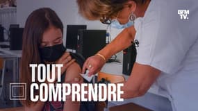 Une adolescente reçoit une dose de vaccin Pfizer BioNTech contre le Covid-19 au collège Bernard de Ventadour à Privas, dans le sud-est de la France, le 6 septembre 2021.

