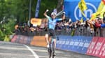 Valentin Paret-Peintre célèbre sa victoire sur la 10e étape du Tour d'Italie, le 14 mai 2024