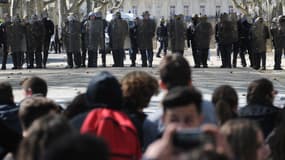 Les manifestants face aux forces de l'ordre sur l'esplanade Charles de Gaulle