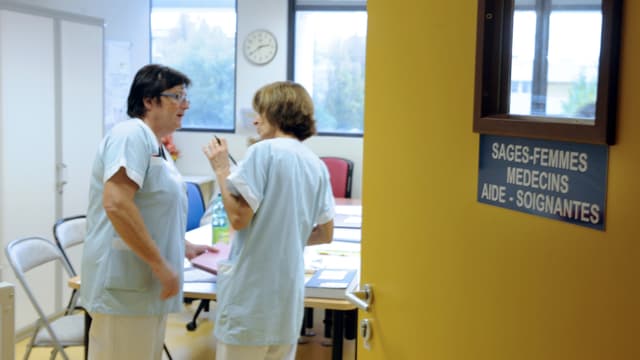Des sages-femmes discutent dans une salle de repos d'une clinique de Bordeaux.