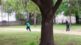 Capture d'écran extraite de la vidéo montrant le policier tirer sur Walter Scott, en avril dernier.