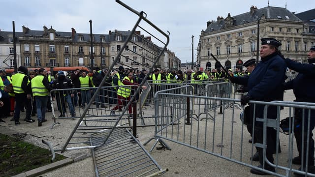 Les forces de l'ordre face aux gilets jaunes lors de la mobilisation du 5 janvier 2019 au Mans (Photo d'illustration).