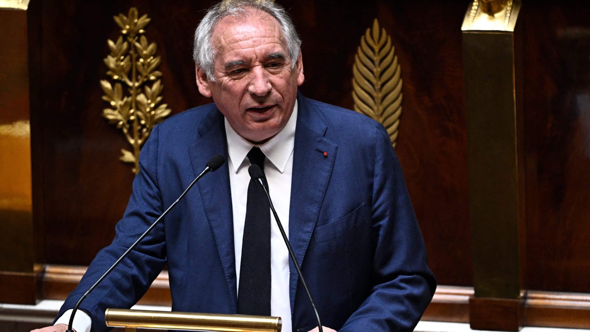 "ILS ÉTAIENT EN VACANCES": FRANÇOIS BAYROU SE JUSTIFIE DE NE PAS AVOIR CONTACTÉ LES REPRÉSENTANTS DE L'OPPOSITION CET ÉTÉ