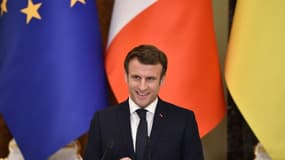 Emmanuel Macron, lors d'une conférence de presse à Kiev, après sa rencontre avec son homologue ukrainien Volodymyr Zelensky, le 8 février 2022