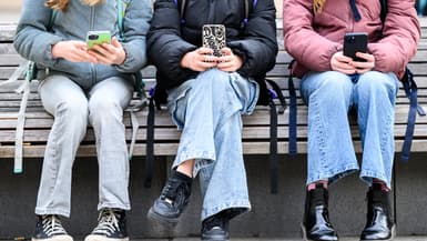 Emmanuel Macron veut interdire l'usage du téléphone au lycée.