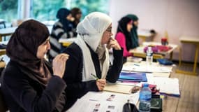 "Les étudiants peuvent donc porter des signes religieux, politiques ou syndicaux(...) dès lors qu'il ne conteste pas le cours et ne le perturbe pas", argumente le président de l'Observatoire de la laïcité le 14 avril 2016