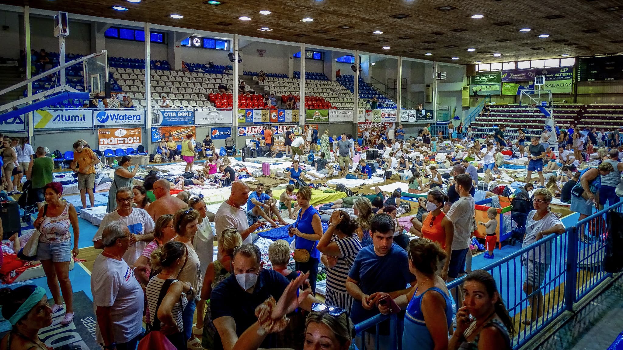 Des touristes évacués de l'île de Rhodes ont passé la nuit dans un gymnase.