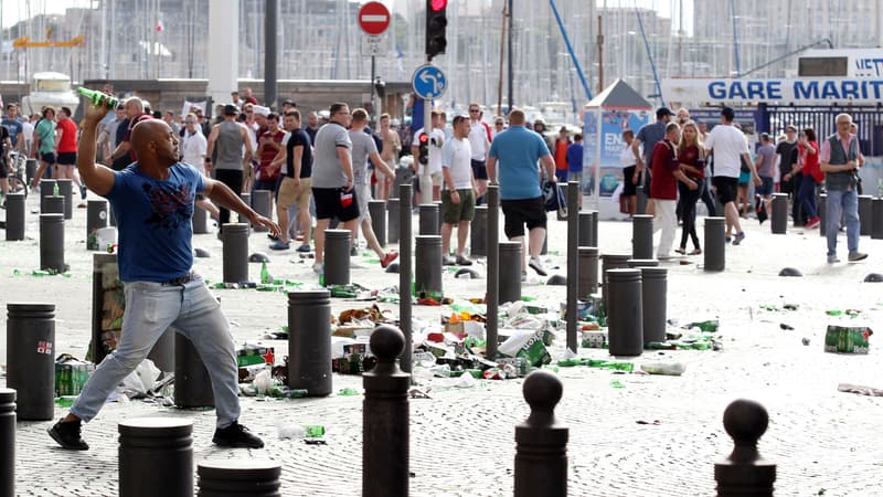 Des supporters s'affrontent en marge du match Angleterre-Russie, le 11 juin, sur le Vieux-Port de Marseille.