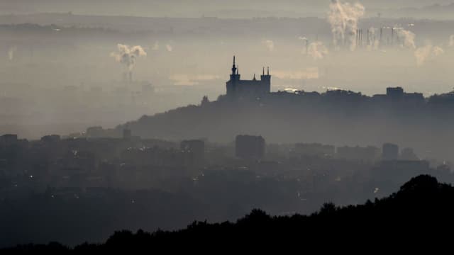 La basilique de Fourvière, à Lyon, lors d'un pic de pollution en décembre 2016.