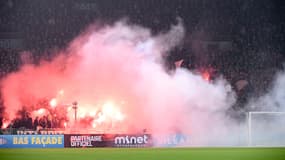 Des supporters de Saint-Etienne craquant des fumigènes, le 8 décembre 2024