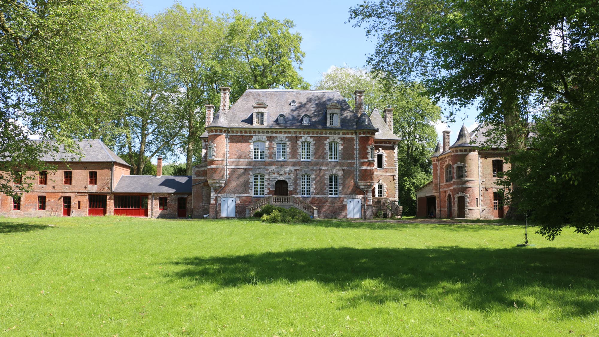 Situé sur une île, le château style Louis XIII a été acheté par un couple de passionnés qui y proposent des chambres d'hôtes et des activités culturelles et sportives. Situé sur une île, le château style Louis XIII a été acheté par un couple de passionnés qui y proposent des chambres d'hôtes et des activités culturelles et sportives.