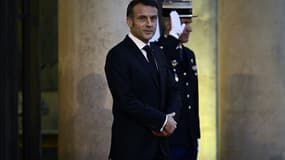 Le président Emmanuel Macron sur le perron de l'Elysée, le 7 décembre 2024 à Paris