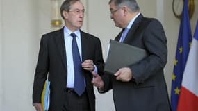 Le ministre de la Justice Michel Mercier (à droite, aux côtés du ministre de l'Intérieur Claude Guéant) a présenté en conseil des ministres un projet de loi complétant l'arsenal antiterroriste, qui a été approuvé par le gouvernement. Le sort de ce projet