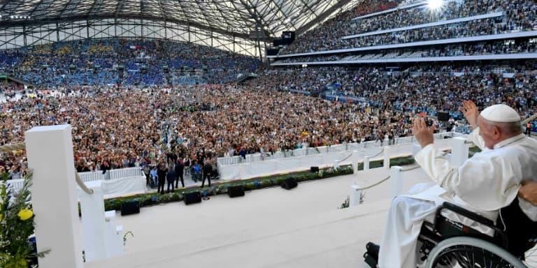 Le pape François salue la foule lors d'une messe au stade Vélodrome de Marseille, le 23 septembre 2023