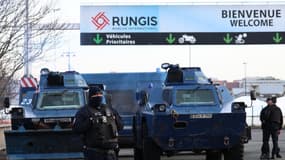 Des blindés de gendarmerie devant le marché de Rungis, le 29 janvier 2024