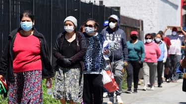 Des Américains faisant la queue pour accéder à un centre de distribution d'urgence de nourritures à Los Angeles le 14 avril 2020.