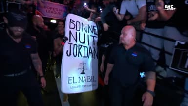 L'entrée de Cédric Doumbé avec son matelas "Bonne nuit Jordan" au Zénith de Paris pour son combat contre Jordan Zebo lors du PFL Paris