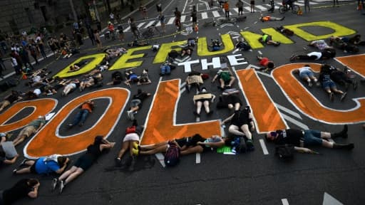 Des manifestants allongés autour d'une inscription invitant à "couper les vivres de la police", le 6 juin 2020, à Washington