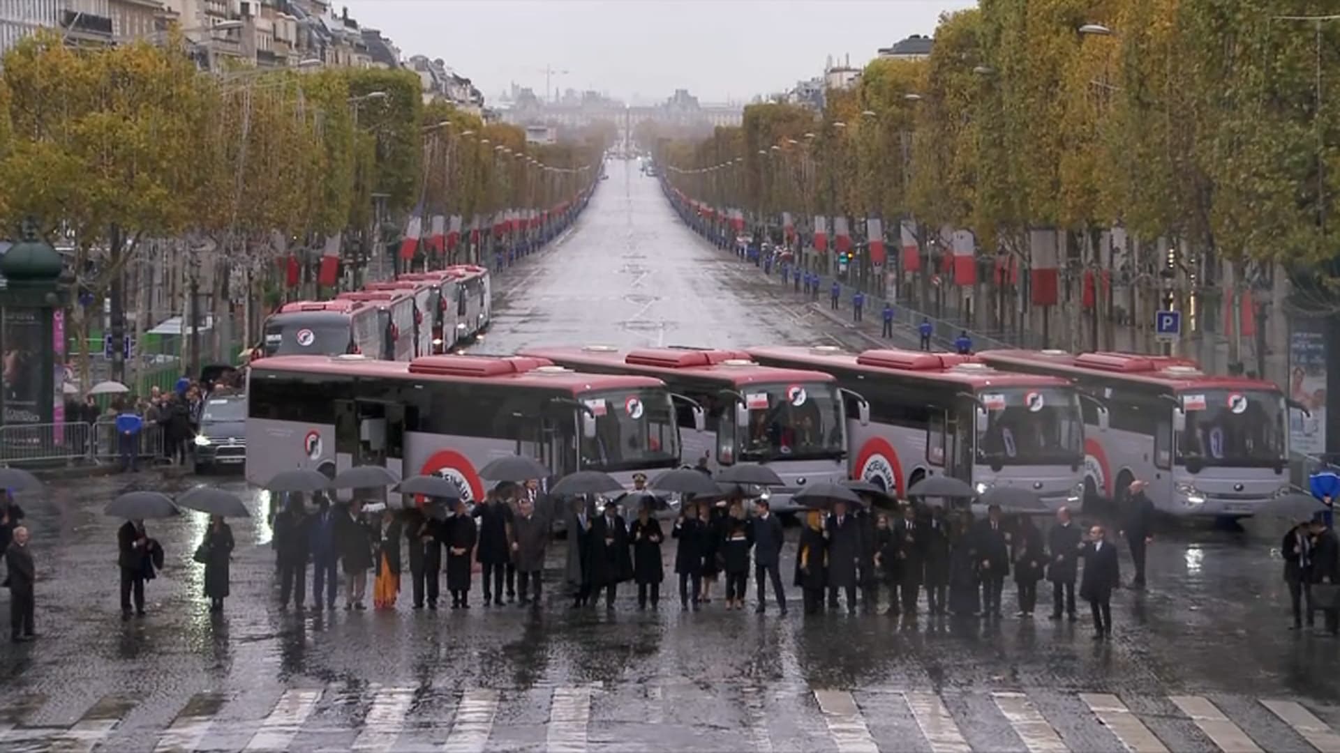 Les dirigeants effectuent une marche groupée pour rejoindre leur tribune Les dirigeants effectuent une marche groupée pour rejoindre leur tribune