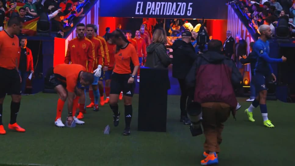 Amine a fait tomber le trophée du match des streamers Espagne-France et l'a cassé, 12 octobre 2024