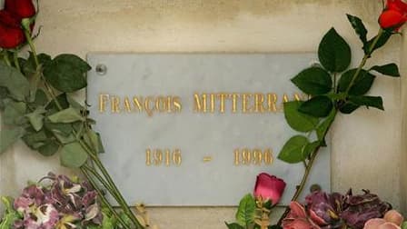 Les dirigeants socialistes ont rendu hommage vendredi à François Mitterrand à l'occasion du 15e anniversaire de sa mort, avant de se presser samedi sur la tombe de l'unique président socialiste de la Ve République. /Photo d'archives/REUTERS/Régis Duvignau