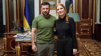 Le président ukrainien Volodymyr Zelensky (à gauche) et l'actrice américaine Jessica Chastain (à droite) se sont rencontrés à Kiev le 7 août 2022.
STR / SERVICE DE PRESSE DE LA PRÉSIDENCE UKRAINIENNE / AFP