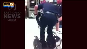 Des policiers essaient de monter sur un segway