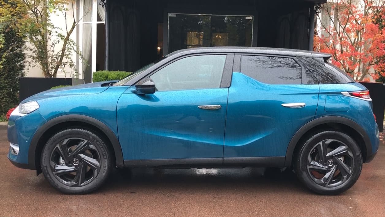 L'aile de requin au niveau de la portière arrière rappelle la citadine DS3.