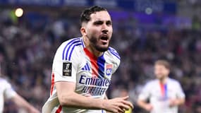 Rayan Cherki célèbre un but avec l'OL en avril 2025