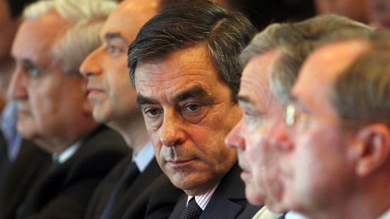 François Fillon, entouré de Jean Pierre Raffarin, Jean-François Copé, Bernard Accoyer et Claude Guéant lors d'une réunion politique à Paris. A Paris, les élections législatives des 10 et 17 juin auront valeur de test pour l'UMP et ses ambitions municipale