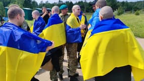 Des prisonniers ukrainiens après avoir été libérés en échange de prisonniers russes, lieu non communiqué, en Ukraine, le 9 juin 2025